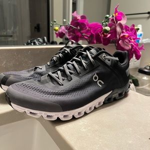 On Cloud, cloud wave men’s size 10. Worn twice. Near new condition.